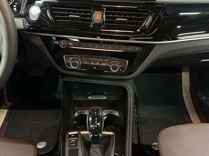 BMW 1-Series 120i M Sport Shadow Edition 2023 фото 9