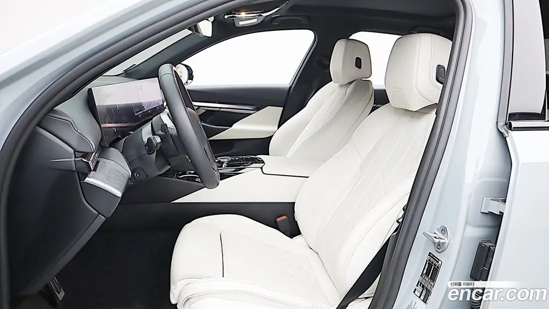 BMW 5 Series (G60) 2025 фото 15