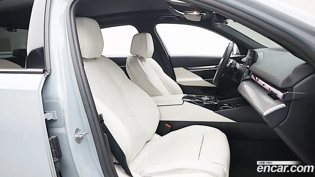 BMW 5 Series (G60) 2025 фото 16