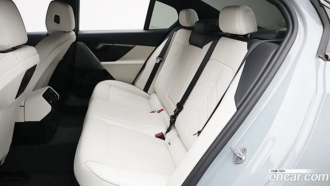 BMW 5 Series (G60) 2025 фото 17