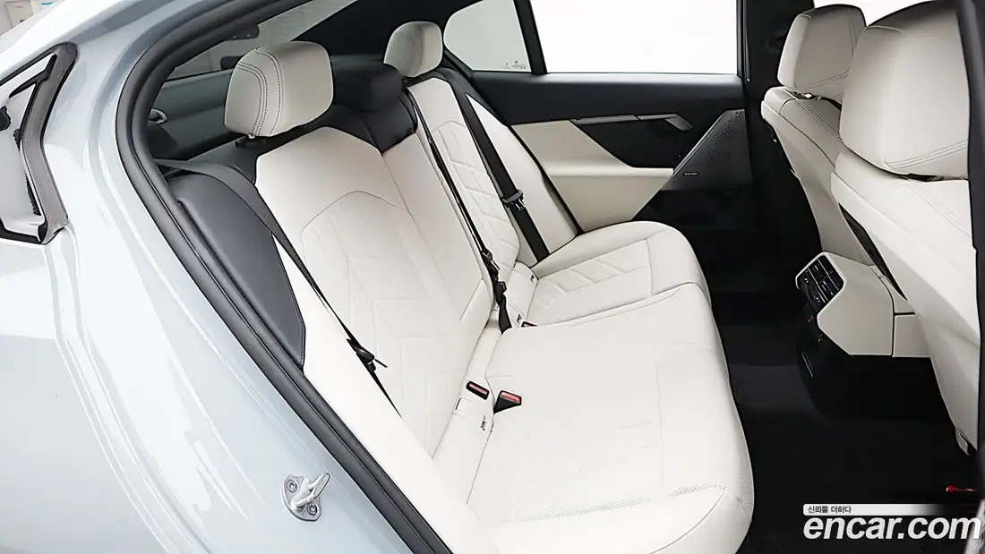 BMW 5 Series (G60) 2025 фото 18