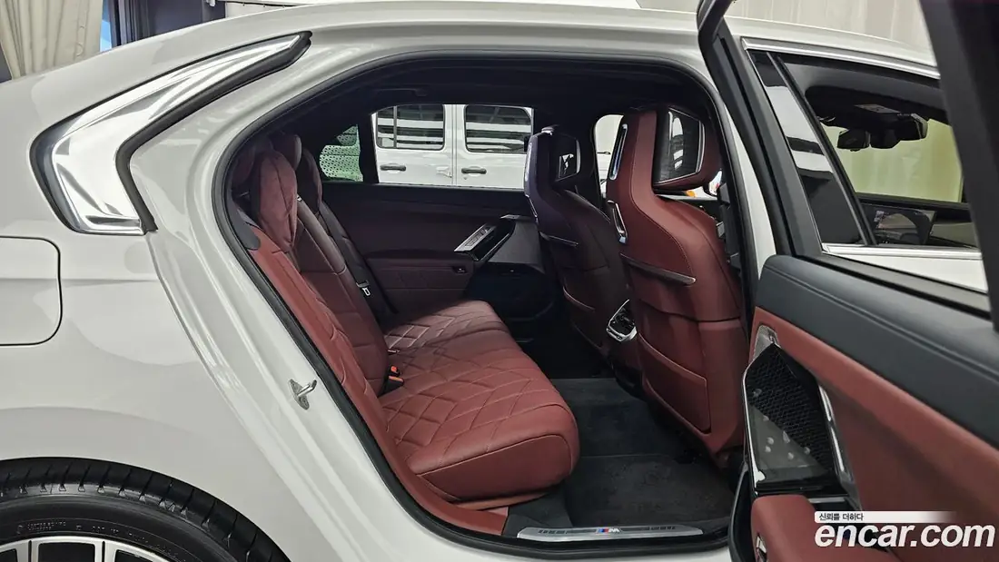 BMW 7 Series (G70) 2026 фото 12
