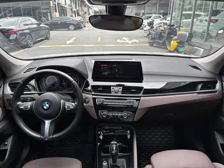 BMW X1 sDrive20Li Premium Ed. 2022 фото 4