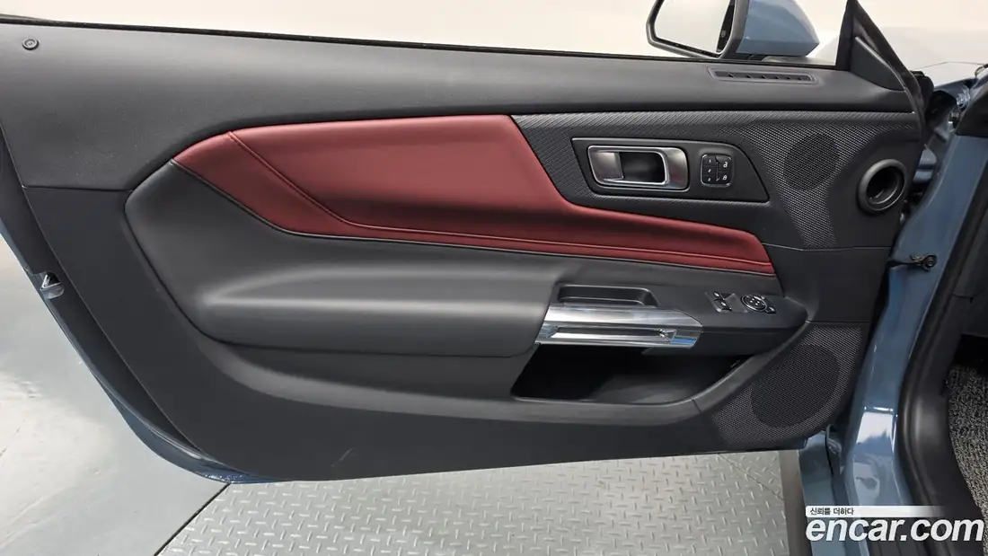 Ford Mustang 2025 фото 24