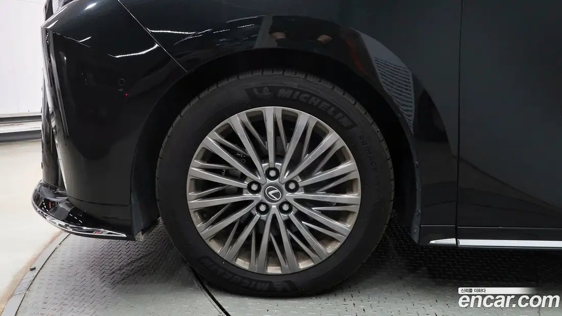Lexus LM 500h 2025 фото 15