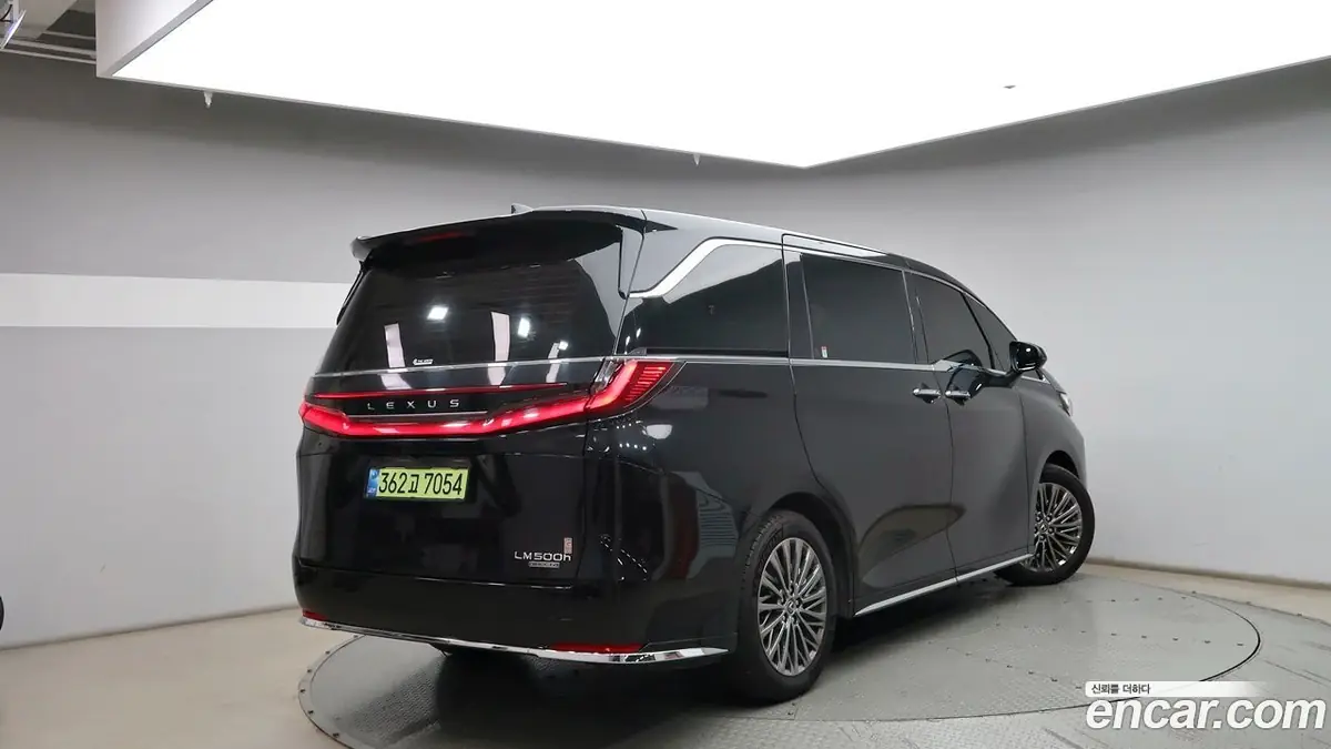 Lexus LM 500h 2025 фото 2