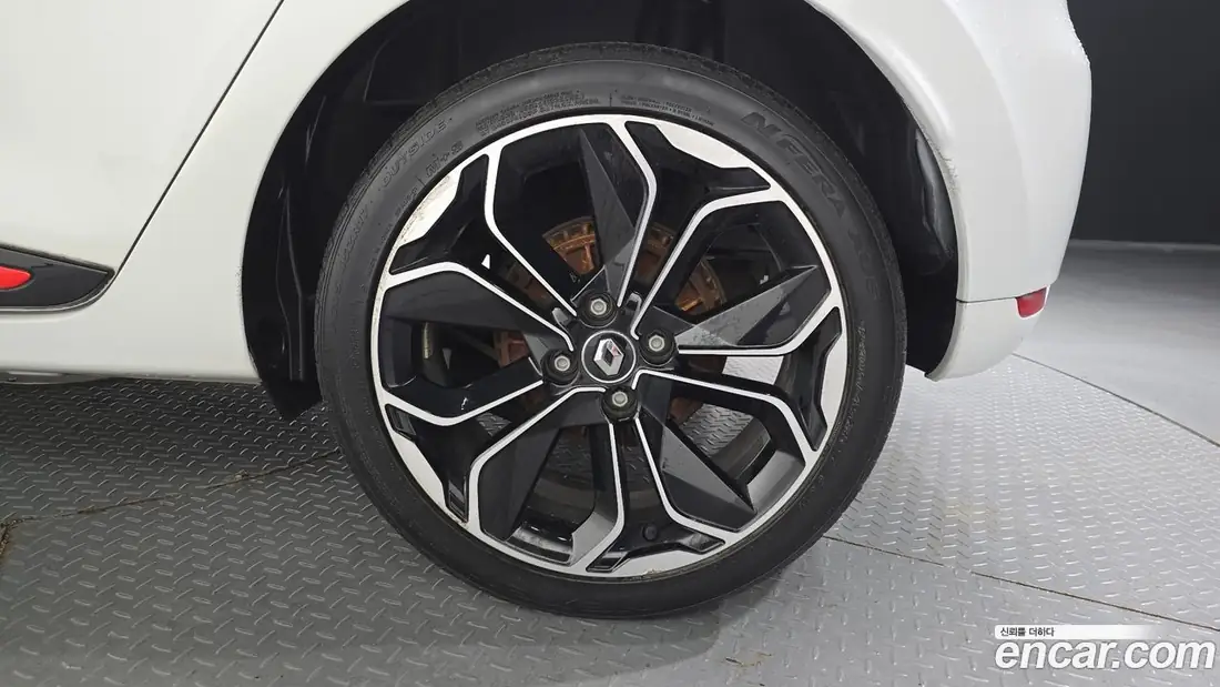Renault Clio 2019 фото 21
