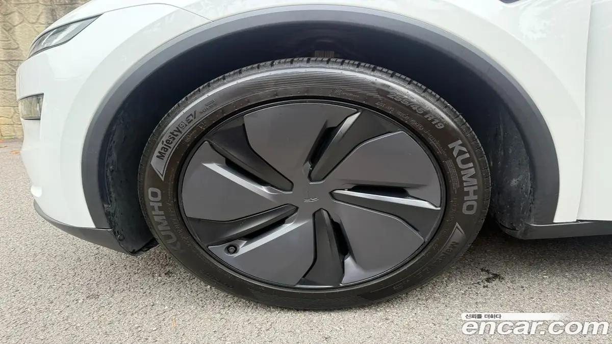 Tesla Model Y 2025 фото 7
