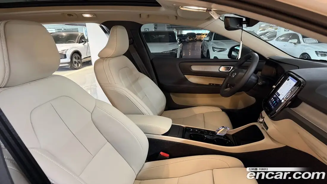 Volvo XC40 2025 фото 10
