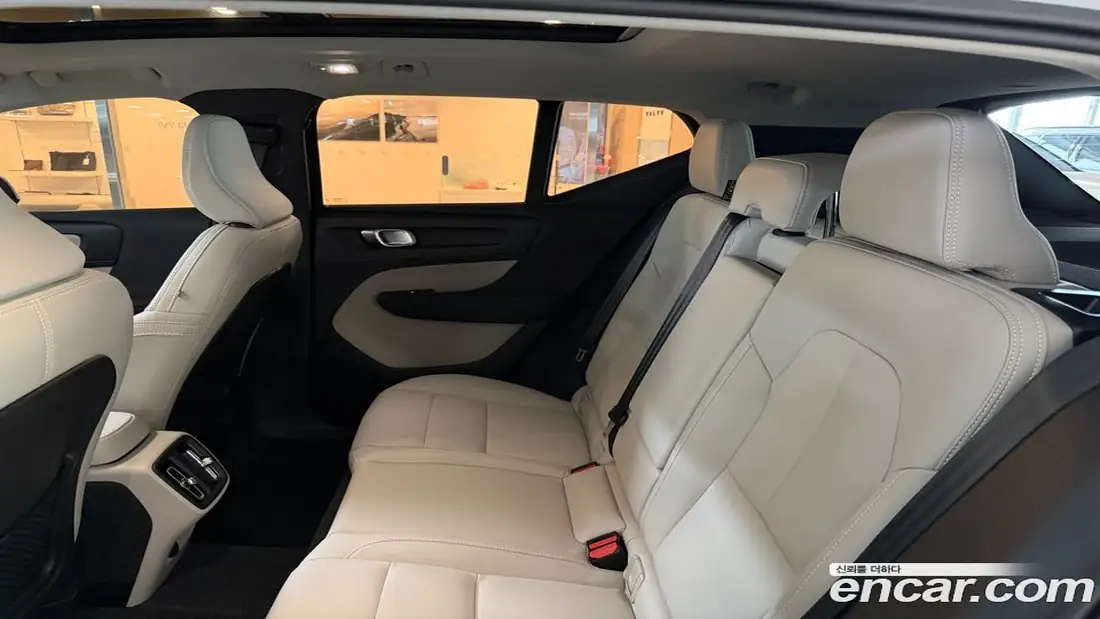 Volvo XC40 2025 фото 11
