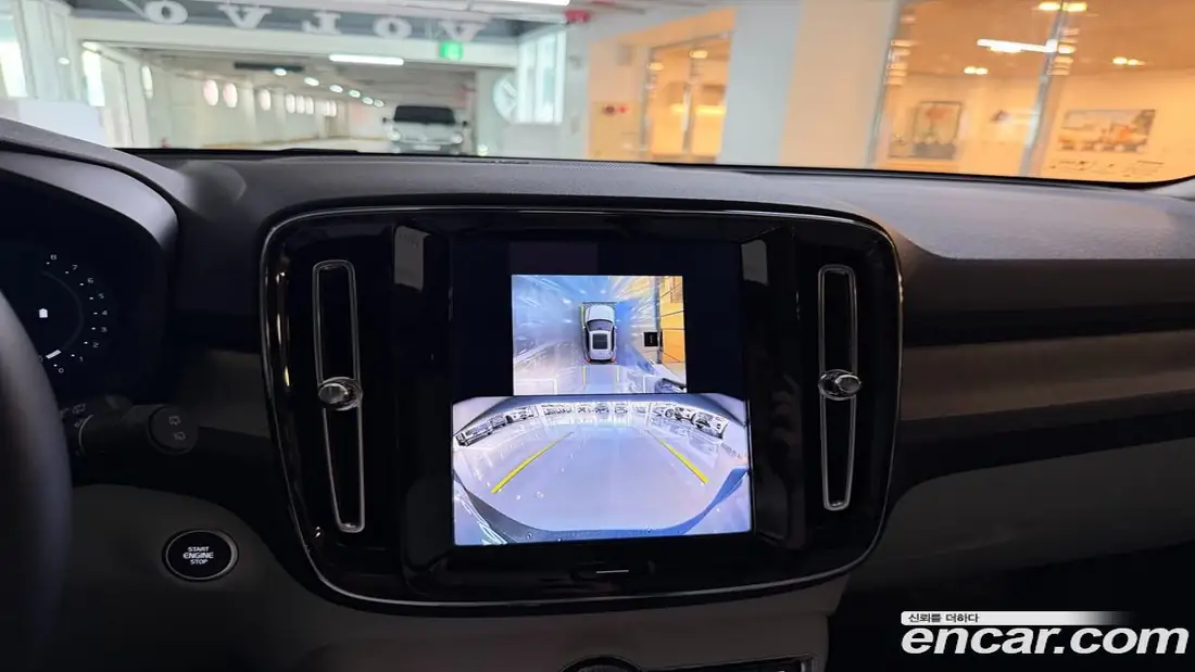 Volvo XC40 2025 фото 13