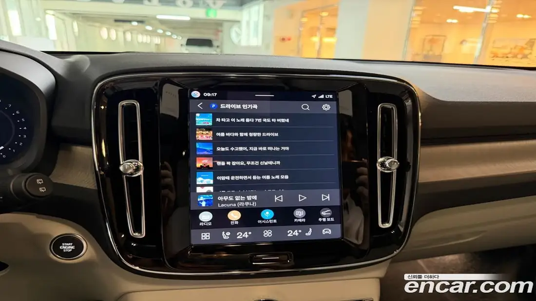 Volvo XC40 2025 фото 14