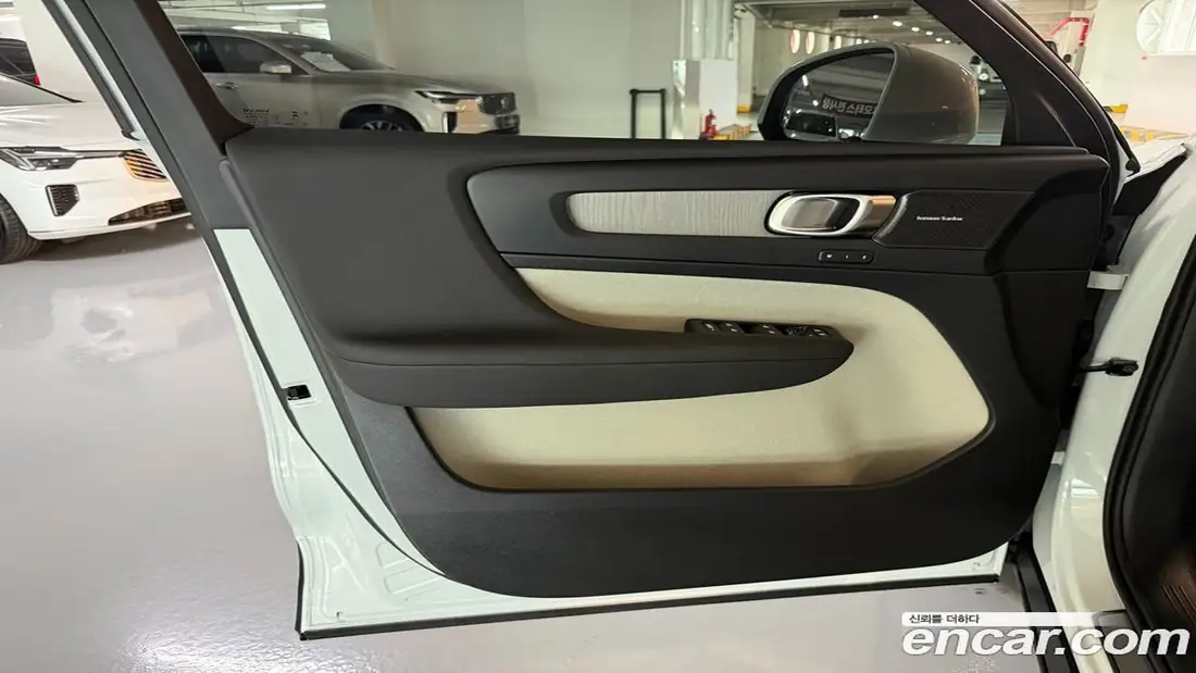 Volvo XC40 2025 фото 16
