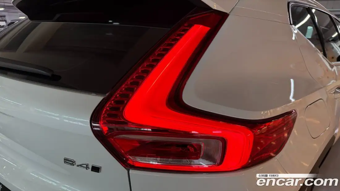 Volvo XC40 2025 фото 17
