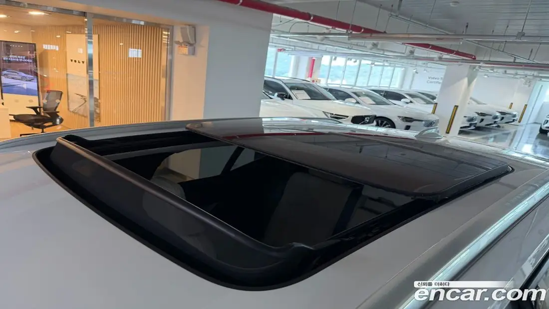 Volvo XC40 2025 фото 18