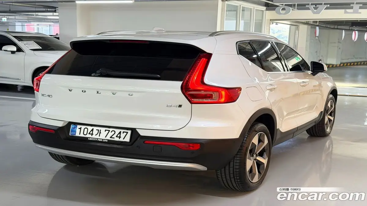 Volvo XC40 2025 фото 2