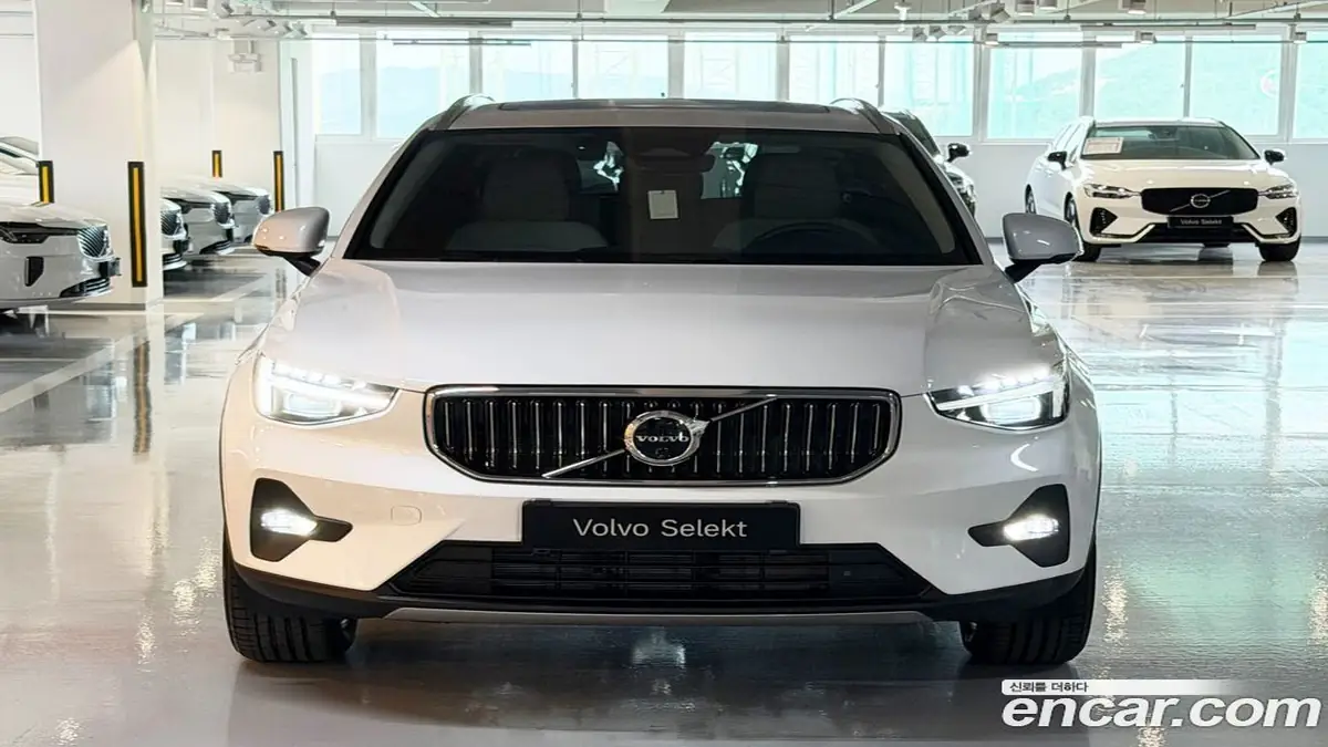 Volvo XC40 2025 фото 3