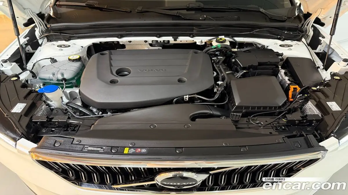 Volvo XC40 2025 фото 6