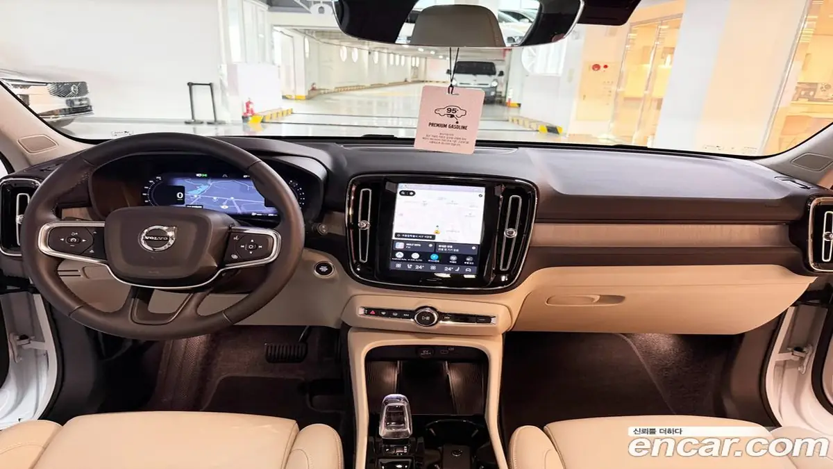 Volvo XC40 2025 фото 7