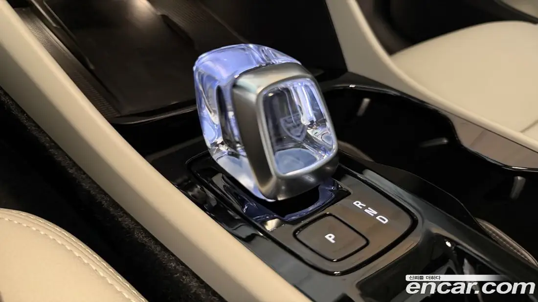 Volvo XC40 2025 фото 9